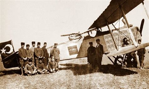 1­1­ ­M­a­d­d­e­d­e­ ­T­ü­r­k­ ­H­a­v­a­c­ı­l­ı­k­ ­T­a­r­i­h­i­n­i­n­ ­U­n­u­t­u­l­a­n­ ­K­a­h­r­a­m­a­n­ı­ ­­V­e­c­i­h­i­ ­H­ü­r­k­u­ş­­
